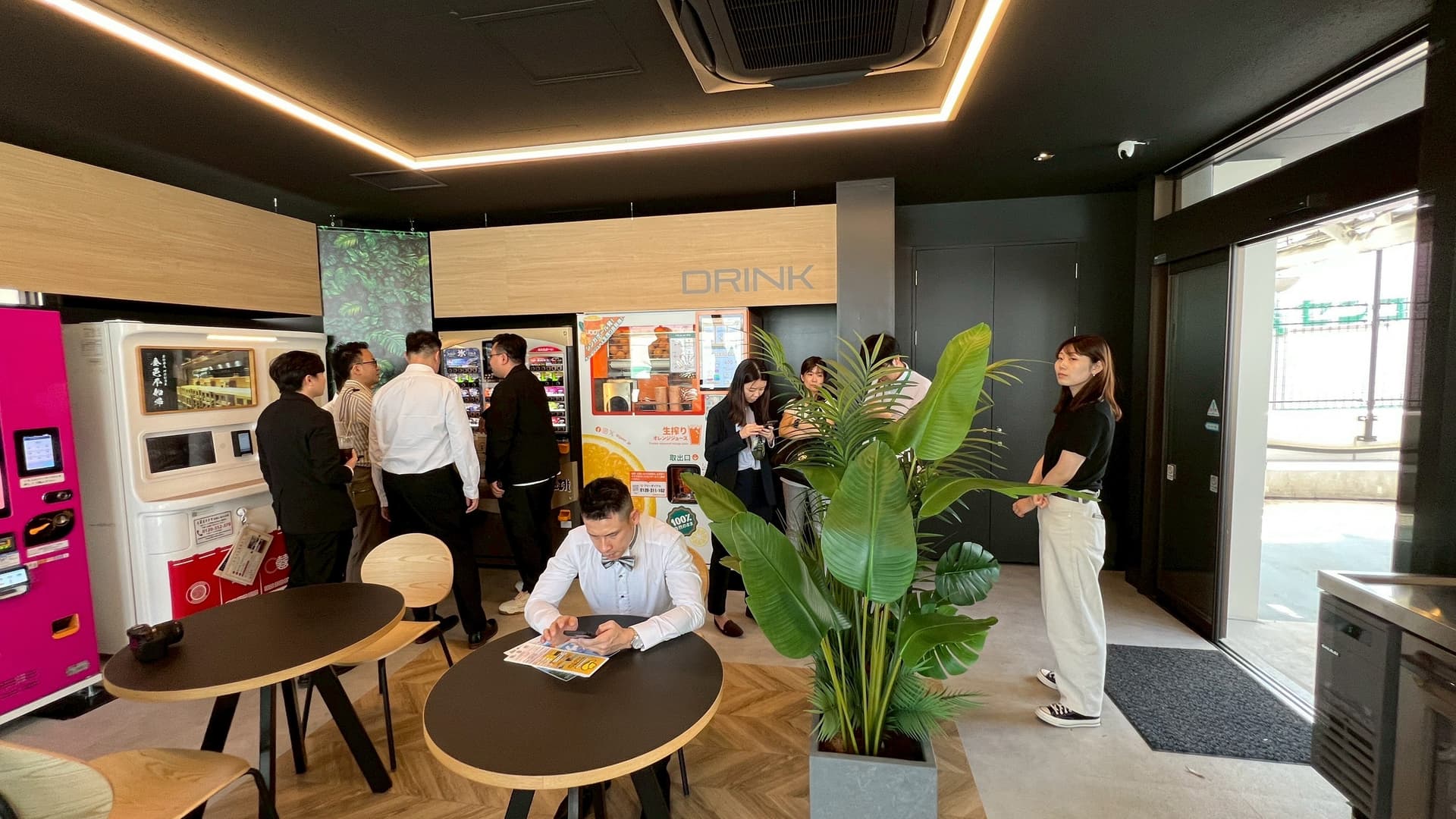 日本首都高速公路服務區智能販賣機部署現場