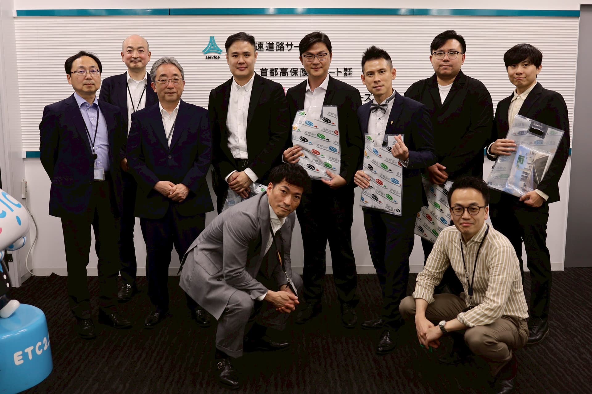 銓幻元科技團隊與日本首都高速道路合作夥伴合影