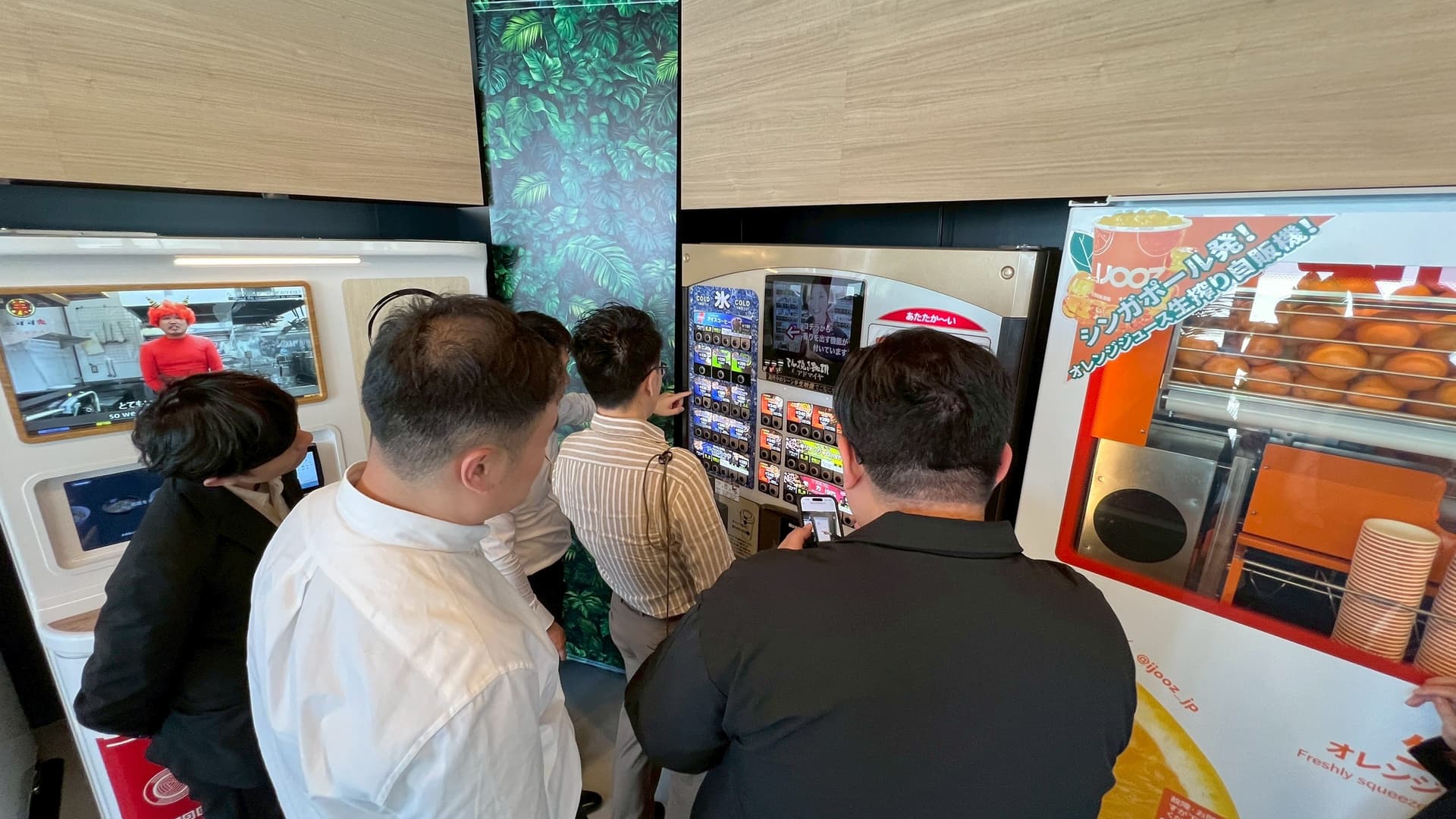 團隊實地視察販賣機運作情形