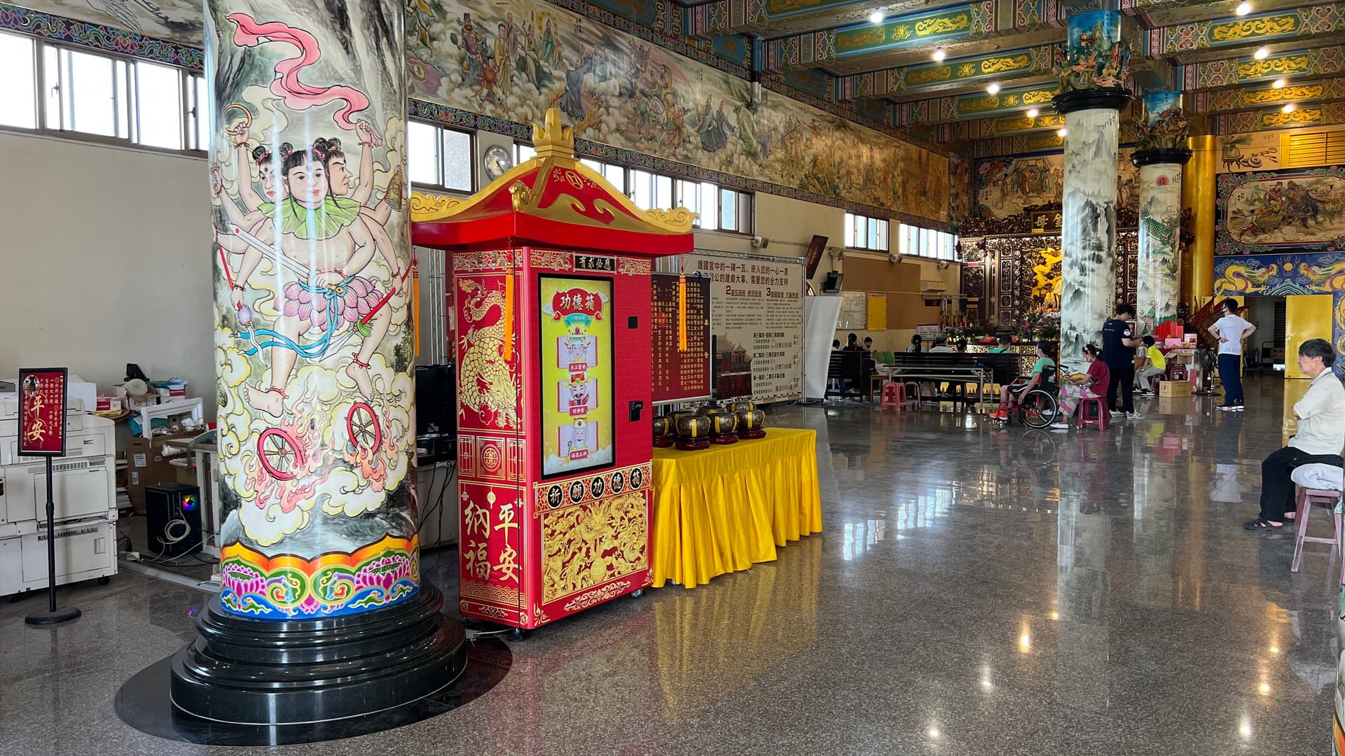 桃園護國宮太子廟大殿功德箱遠景